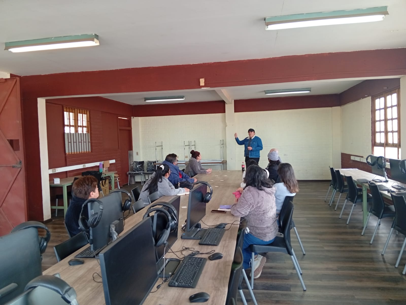 Apoderados y vecinos del sector participan en el primer taller de Amplia en el Colegio Quitalmahue